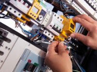 Kto odbiera instalacje elektryczne w domu?