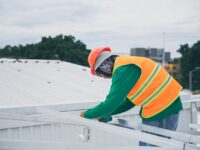 Czym zajmuje się elektryk na budowie?