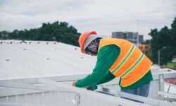 Czym zajmuje się elektryk na budowie?