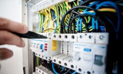 Pogotowie elektryczne w Bielsku – Kiedy warto wezwać elektryka na awaryjną interwencję?