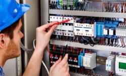 Ile kosztuje elektryk w 2025 roku? Cennik usług elektrycznych krok po kroku