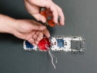 Elektryk – co robi podczas montażu i naprawy instalacji elektrycznej?