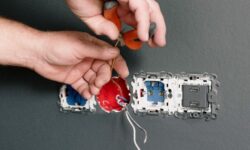 Elektryk – co robi podczas montażu i naprawy instalacji elektrycznej?